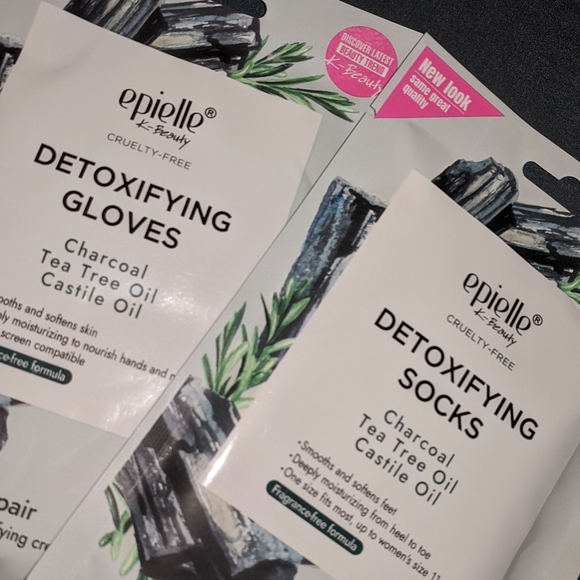 NEW Charcoal w/ Tea Tree and Castile Oil Glove & Sock Masks - Picture 2 of 5